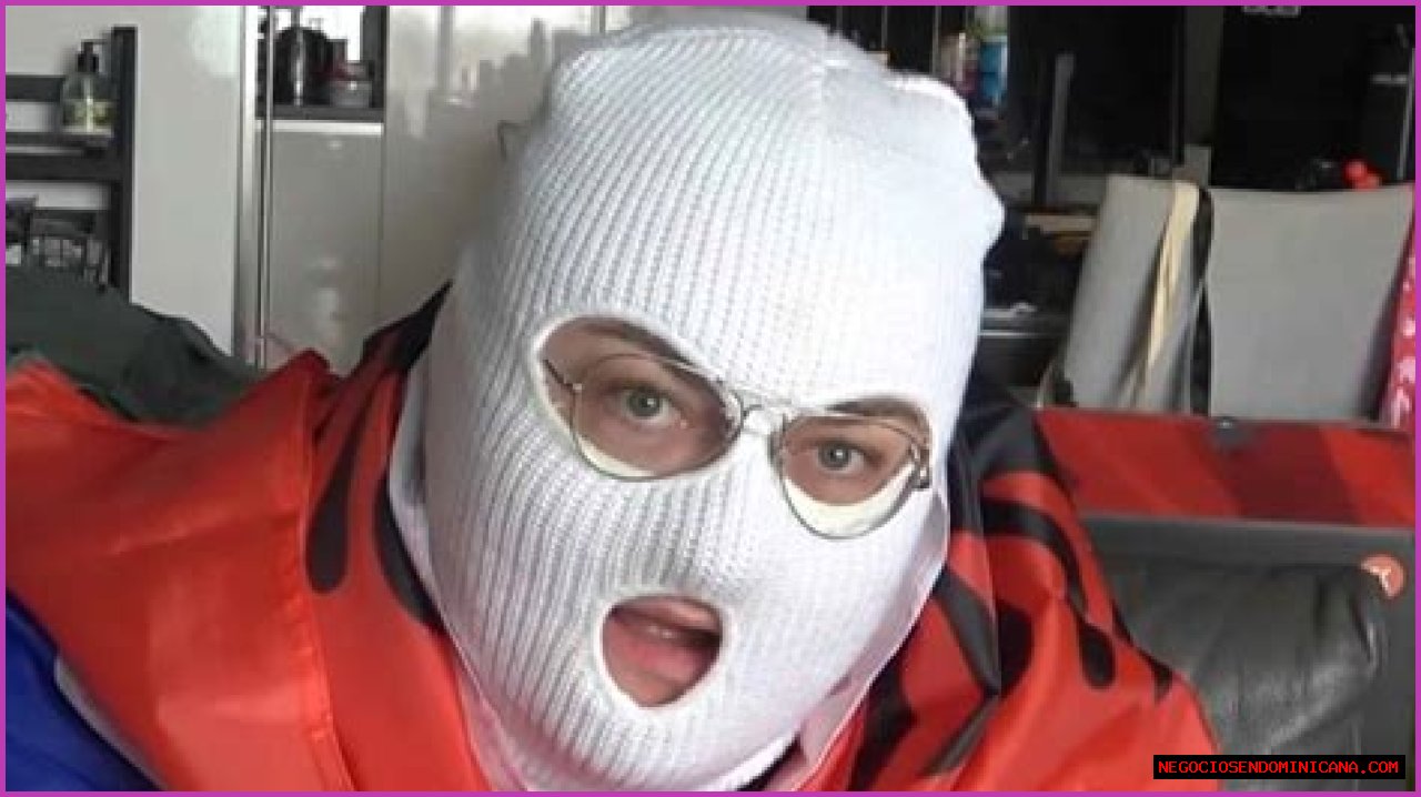 Anomaly ends Twitch stream in panic after accidental face reveal