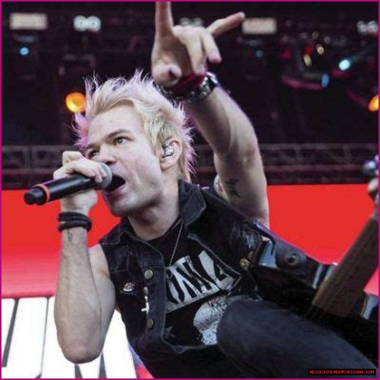 Deryck Whibley- Wiki, Age, Height, Wife, Net Worth, Ethnicity