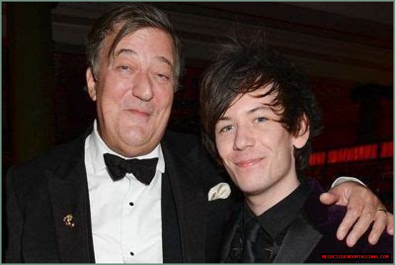 Stephen Fry Height, Weight, Age, Spouse, Family, Facts, Biography