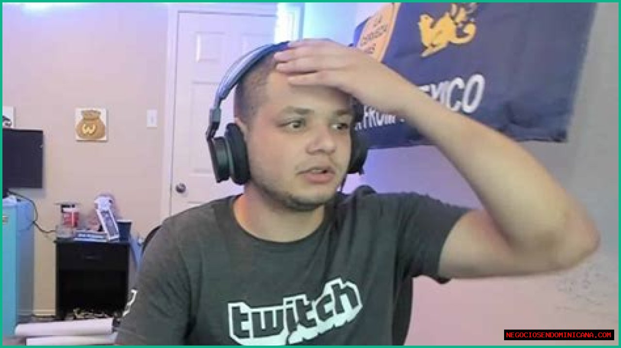 Twitch streamer Erobb panics after accidentally showing what's on his second monitor