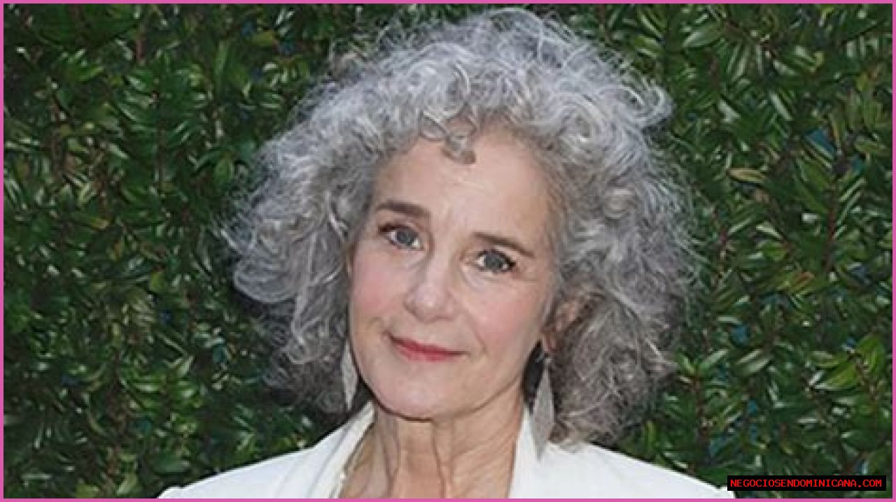 Who is Debra Winger Dating Now? Past Relationships, Current Relationship Status, Rumours, and Facts.